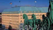 Das Adlon-Kempinski in Berlin ist eines der luxuriösesten Hotels der Welt. Vor allem auf erstklassigen Service für die Gäste wird hier Wert gelegt.
