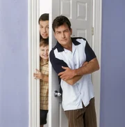 (1. Staffel) - Charlie (Charlie Sheen, r.) ist ein recht wohlhabender Junggeselle mit einem Haus am Strand und einem Jaguar in der Garage. Nachdem sich sein Bruder Alan (Jon Cryer, oben l.) hat scheiden lassen, zieht er mit seinem Sohn Jake (August T. Jones, unten l.) bei Onkel Charlie ein. Das Chaos beginnt ...