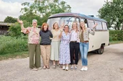 SWR LECKER AUFS LAND, "Zu Gast bei Heike Schiltz in der Südeifel", am Montag (22.09.25) um 20:15 Uhr im SWR. Alle Landfrauen 2025 vor dem Oldtimerbus auf dem Schiltzhof.  v.li.: Petra Waldraff, Lara Jenner, Anne-Christin Trautwein, Heike Schiltz, Sonja Müller, Michaela Pistono