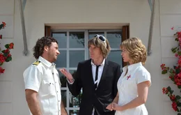 Platzen mitten in Mickie Krauses (M.) Ave Maria rein: Gregor (Stephan Luca, l.) und Antonia (Valerie Niehaus, r.), die auf der Suche nach der verschwundenen Stella sind ...