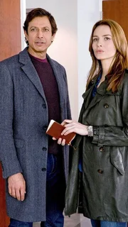 Detective Zach Nichols (Jeff Goldblum) und Detective Serena Stevens (Saffron Burrows) werden zum Fundort einer Leiche gerufen. Die Ermittler stehen vor einem Rätsel: Der Leiche fehlen Arme, Beine und der Kopf!