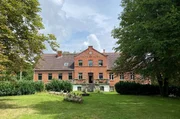 Das Gutshaus von Langwitz. Erbaut 1856. Seit 2022 wird es von Mecklenburger Gutshausrettern saniert. Das Gutshaus von Langwitz. Erbaut 1856. Seit 2022 wird es von Mecklenburger Gutshausrettern saniert.