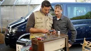 Trödelprofi Sükrü (re.) und Thomas auf dem Flohmarkt