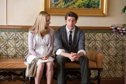 Harley (John Krasinski) hat Schwierigkeiten, seiner Verlobten Lauren (Caitlin Fitzgerald) klar zu machen, dass er ihre Mutter und deren Ex-Mann, sprich Laurens geschiedene Eltern, in einer weniger nach Trennung aussehenden Situation erwischt hat.