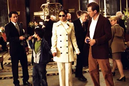 Marisa Ventura (Jennifer Lopez,2.v.r.) und Christopher Marshall (Ralph Fiennes, r.)