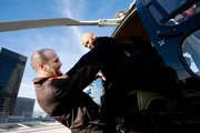 Verona (Jose Pablo Cantillo, re.) versucht mit einem Helikopter zu fl&uuml;chten, doch so leicht wird er Chev (Jason Statham) nicht los....