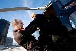 Verona (Jose Pablo Cantillo, re.) versucht mit einem Helikopter zu fl&uuml;chten, doch so leicht wird er Chev (Jason Statham) nicht los....