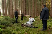 Dr. Bitterling (Genoveva Mayer, 2.v.r.) untersucht die Leiche, während die Kommissare Beissl (Andreas Giebel, r.) und Jerry Paulsen (Peter Marton, l.) sich am Tatort umsehen (mit Siegfried Terpoorten, h.). Weiteres Bildmaterial finden Sie unter www.br-foto.de.
