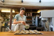 Nachdem sich ihr Onkel Nils den Arm gebrochen hat, hilft Juna (Hanna Mall) in der Backstube seiner Bäckerei aus. Nachdem sich ihr Onkel Nils den Arm gebrochen hat, hilft Juna (Hanna Mall) in der Backstube seiner Bäckerei aus.