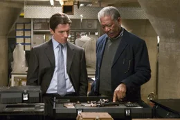 L-R: Bruce Wayne (Christian Bale) und Lucius Fox (Morgan Freeman)