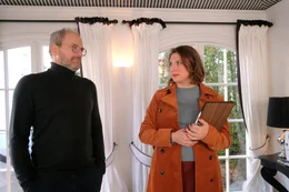 Adina (Lisa Jopt) und Georg (Thomas Limpinsel) warten beide darauf, mit Stella sprechen zu d&uuml;rfen.