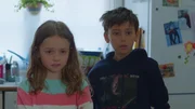 Sigrid (Maria Ross) und Nico (Mikkel Brennhovd) lassen sich eine besondere Ausrede einfallen, wie die kleine Mina ihre Mütze verloren hat.