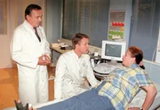 Frau Charlotte hat's erwischt. Widerwillig liegt sie auf dem Behandlungstisch. Dr. Barach und Prof. Simoni stellen die Diagnose.