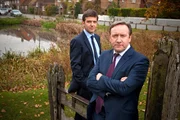 Und wieder sehen sich DS Ben Jones (Jason Hughes, l.) und DCI John Barnaby (Neil Dudgeon, r.) mit einem Mord im Midsomer konfrontiert.