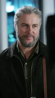Gil Grissom (William Petersen) kann es gar nicht mehr erwarten, seine Kollegen wieder zu sehen und "sein" Team wieder im Kampf gegen das Verbrechen anzuleiten.