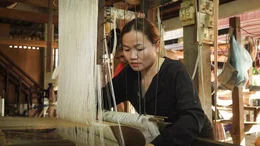 Die am Mekong gelegene Hauptstadt Vientiane ist das wirtschaftliche Zentrum von Laos. Hier ist auch der Umschlagplatz f&uuml;r die ber&uuml;hmte laotische Webkunst in alle Welt.; PHOENIX AUF DEM MEKONG DURCH LAOS, am Sonntag (03.11.24) um 22:30 Uhr. Die am Mekong gelegene Hauptstadt Vientiane ist das wirtschaftliche Zentrum von Laos. Hier ist auch der Umschlagplatz f&uuml;r die ber&uuml;hmte laotische Webkunst in alle Welt. &copy; phoenix/HR/Lynn Klockow, honorarfrei - Verwendung gem&auml;&szlig; der AGB im engen inhaltlichen, redaktionellen Zusammenhang mit genannter PHOENIX-Sendung bei Nennung "Bild: phoenix/HR/Lynn Klockow" (S2). PHOENIX-Kommunikation, Tel: 0228/9584-196, Fax: -199, presse@phoenix.de