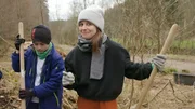 Marina hilft einer Schüler AG Löcher für Gelbbauchunken zu graben.