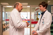 Dr. Aaron Glassman (Richard Schiff, l.) und Dr. Shaun Murphy (Freddie Highmore)  Die Verwendung des sendungsbezogenen Materials ist nur mit dem Hinweis und Verlinkung auf RTL+ gestattet.