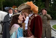 Und wenn sie nicht gestorben sind, Müller Hans (Jakob Matschenz) bekommt am Ende seine Prinzessin (Jennifer Ulrich).