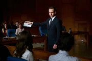 Mike (Patrick J. Adams) baut in Absprache mit Harvey auf eine Notfallstrategie, um den Fall doch noch zu gewinnen und einer Haftstrafe zu entgehen.