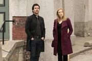 Grace (Jennifer Finnigan, r.) und Darius (Santiago Cabrera, l.) machen sich hinter Harris' R&uuml;cken auf den Weg nach Russland, um einen potenziellen Nuklearkrieg aufzuhalten ...