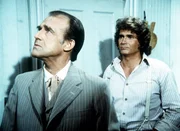 Charles Ingalls (Michael Landon, r.) hat soeben Peter, den neuen Gast von Nels Oleson (Richard Bull, l.), kennen gelernt.