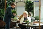 Ludwig hofft, den Künstler Heiner Lang interviewen zu dürfen. Von links: Ludwig Brunner (Martin Wenzl) und Heiner Lang (Hans-Maria Darnov). Ludwig hofft, den Künstler Heiner Lang interviewen zu dürfen. Von links: Ludwig Brunner (Martin Wenzl) und Heiner Lang (Hans-Maria Darnov).