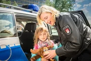 Melanie (Sanna Englund, r.) hat Lucie (Leni Leinfelder, l.) mit dem Streifenwagen aus der Kita abgeholt, um sie zu ihrer Mutter ins EKH zu bringen.