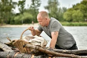 Micha Oberländer (Matthias Koeberlin) findet das Baby in einem Weidenkorb, der sich auf Treibgut im Wasser befindet. Micha Oberländer (Matthias Koeberlin) findet das Baby in einem Weidenkorb, der sich auf Treibgut im Wasser befindet.