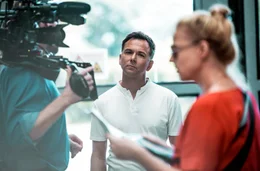 MiMa Moderator Tino B&ouml;ttcher f&uuml;hrt die Zuschauer durch mediale Geschichten &uuml;ber Ostdeutschland in den letzten Jahrzehnten.