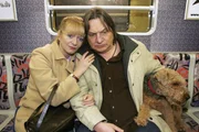 Helga (Ulrike Mai, l.) und Bernd (Volker Herold, r.) beschließen, auch die schwere Zeit gemeinsam durchzustehen.