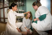 Dr. Jonas (Gerit Kling, l.) und Frauke (Manuela Wisbeck, r.) kümmern sich um ihre Patientin Ariane Petri (Katja Studt, M.), die vor lauter Aufregung auf dem Krankenhausflur zusammengebrochen ist.