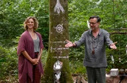 Die Freundin des Mordopfers, Frauke Singer (Anjorka Strechel, l.) und Dr. Johannes Ringwald (Ingo Abel, r.), Ehemann des Mordopfer und zweifelhafter Schamane, stehen unter Verdacht. Was passierte bei den Ayahuasca-Sessions? Die Freundin des Mordopfers, Frauke Singer (Anjorka Strechel, l.) und Dr. Johannes Ringwald (Ingo Abel, r.), Ehemann des Mordopfer und zweifelhafter Schamane, stehen unter Verdacht. Was passierte bei den Ayahuasca-Sessions?