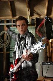 Malcolm (Frankie Muniz) will sich aufgrund einer Nominierung für einen Europa-Schüleraustausch revanchieren, indem er sich eine Gitarre kauft und der Welt Gutes tun will ... Malcolm (Frankie Muniz) will sich aufgrund einer Nominierung für einen Europa-Schüleraustausch revanchieren, indem er sich eine Gitarre kauft und der Welt Gutes tun will ...