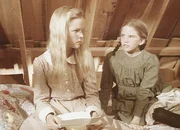 Laura (Melissa Gilbert, r.) l&auml;sst ihrer Schwester Mary (Melissa Sue Anderson, l.) keine Ruhe. Die weigert sich jedoch, den Brief ihres Verlobten laut vorzulesen.