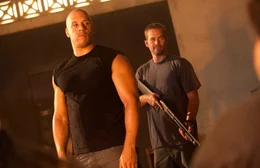 Der ehemalige FBI Beamte Brian O'Conner (Paul Walker, r.) und der professionelle Verbrecher Dominic Toretto (Vin Diesel, l.) wollen sich hundert Millionen Dollar unter den Nagel rei&szlig;en ...