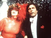 Nur knapp können Jennifer (Stefanie Powers, l.) und Jonathan Hart (Robert Wagner, r.) einem Attentat entkommen ...
