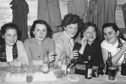 Junge Italienerinnen im Ausgang, u.a. Gisela Mani (l.), Maria Azzato (M.) und Natalia Mani (2.v.r.), 04.07.1954 in St. Gallen.