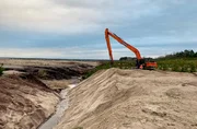Der Ostsee soll ein wichtiger Baustein im Strukturwandel der Nach-Braunkohlezeit werden. Doch ist die Vorfreude verfrüht? An anderen Lausitzer Bergbaufolgeseen kämpfen die Anrainer mit der Wasserqualität. Denn das jetzt wieder aufsteigende Grundwasser spült Sulfate aus dem Untergrund in die Seen und lässt den ph-Wert sauer werden. Wird das Bergbau- und Sanierungsunternehmen LEAG die versprochene Wasserqualität für den Cottbuser Ostsee einlösen können? - Sanierungsarbeiten im ehemaligen Braunkohle-Tagebau, der zum Cottbuser Ostsee werden soll. Der Ostsee soll ein wichtiger Baustein im Strukturwandel der Nach-Braunkohlezeit werden. Doch ist die Vorfreude verfrüht? An anderen Lausitzer Bergbaufolgeseen kämpfen die Anrainer mit der Wasserqualität. Denn das jetzt wieder aufsteigende Grundwasser spült Sulfate aus dem Untergrund in die Seen und lässt den ph-Wert sauer werden. Wird das Bergbau- und Sanierungsunternehmen LEAG die versprochene Wasserqualität für den Cottbuser Ostsee einlösen können? - Sanierungsarbeiten im ehemaligen Braunkohle-Tagebau, der zum Cottbuser Ostsee werden soll.