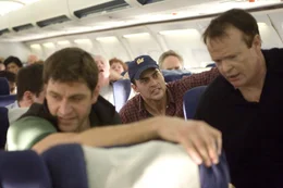 Auch bei Jeremy Glick (Peter Hermann, l.), Mark Bingham (Cheyenne Jackson, m.) und Thomas E. Burnett Jr. (Christian Clemenson, r.) machen sich Verzweiflung und Panik breit.