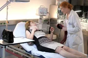 Von links: Als Stella (Adele Neuhauser) nach ihrem Unfall im Krankenhaus zu sich kommt, wird sie von Not&auml;rztin Betty (Sibylle Canonica) betreut.