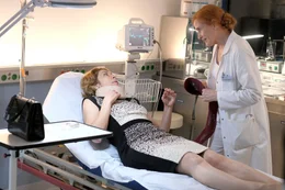 Von links: Als Stella (Adele Neuhauser) nach ihrem Unfall im Krankenhaus zu sich kommt, wird sie von Not&auml;rztin Betty (Sibylle Canonica) betreut.