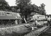 Es kommt in Erfurt zu einem dramatischen Zugunglück. Der Interzonenzug aus Düsseldorf entgleist. 14 Passagiere sterben, darunter sind auch Reisende aus dem Westen.