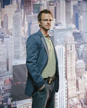 Menschen können lügen, Beweise nicht - das ist das Credo des CSI-Teams in New York. Im Big Apple gehören Mordfälle, Selbstmorde, Überfälle und Gewaltverbrechen zum Alltag, und die Spurensicherungs-Experten sind stets sofort zur Stelle, wenn es darum geht, wichtige Beweise zu sichern und auszuwerten. Und den detailbesessenen Kriminalisten entgeht absolut nichts ...