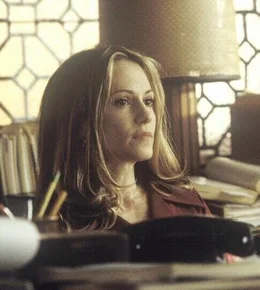 Die junge Anw&auml;ltin Mona (Holly Hunter) wundert sich &uuml;ber das offensichtlich mangelnde Interesse der Floss an ihren Nachforschungen.