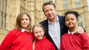 Jamie Oliver widmet sich den Herausforderungen, denen Schulkinder mit Legasthenie gegen&uuml;berstehen.  +++ Die Verwendung des sendungsbezogenen Materials ist nur mit dem Hinweis und Verlinkung auf RTL+ gestattet. +++