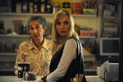 Jana kauft bei Ayse für einen gemütlichen DVD-Abend ein. Von links: Ayse (Sebahat Ünal) und Jana Keller (Isabella Hübner).