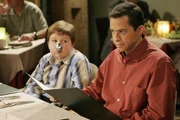 Während sich Alan (Jon Cryer, r.) bei einem Familienessen über seine Mutter ärgert, langweilt sich Jake (Angus T. Jones, l.) zu Tode ... Während sich Alan (Jon Cryer, r.) bei einem Familienessen über seine Mutter ärgert, langweilt sich Jake (Angus T. Jones, l.) zu Tode ...