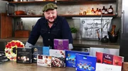 Pseudo-edle Pralinen: Sebastian Lege zeigt, warum die Lebensmittelindustrie für "Marc de Champagne"-Pralinen kaum teuren Alkohol benötigt. Pseudo-edle Pralinen: Sebastian Lege zeigt, warum die Lebensmittelindustrie für "Marc de Champagne"-Pralinen kaum teuren Alkohol benötigt.
