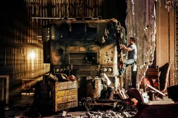 Cade Yaeger (Mark Wahlberg) ahnt nicht, dass es sich bei diesem restaurierungsbed&uuml;rftigen Lkw um den transformierten Alien-Anf&uuml;hrer Optimus Prime handelt, der nach dem Krieg mit den feindlichen Decepticons untertauchen musste ...